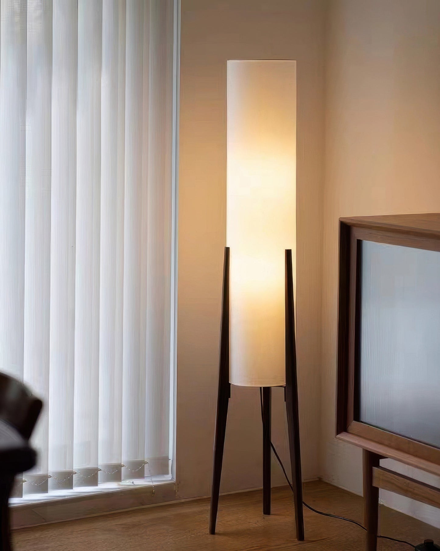 Massief walnoothouten vloerlamp met decoratief ontwerp
