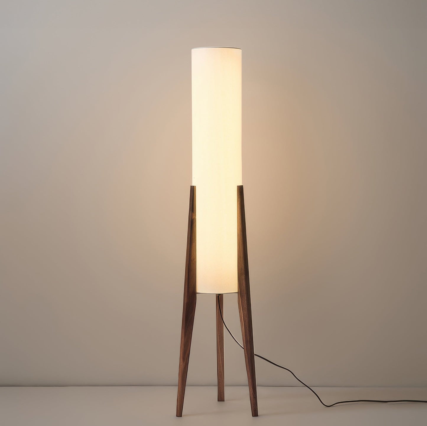 Massief walnoothouten vloerlamp met decoratief ontwerp