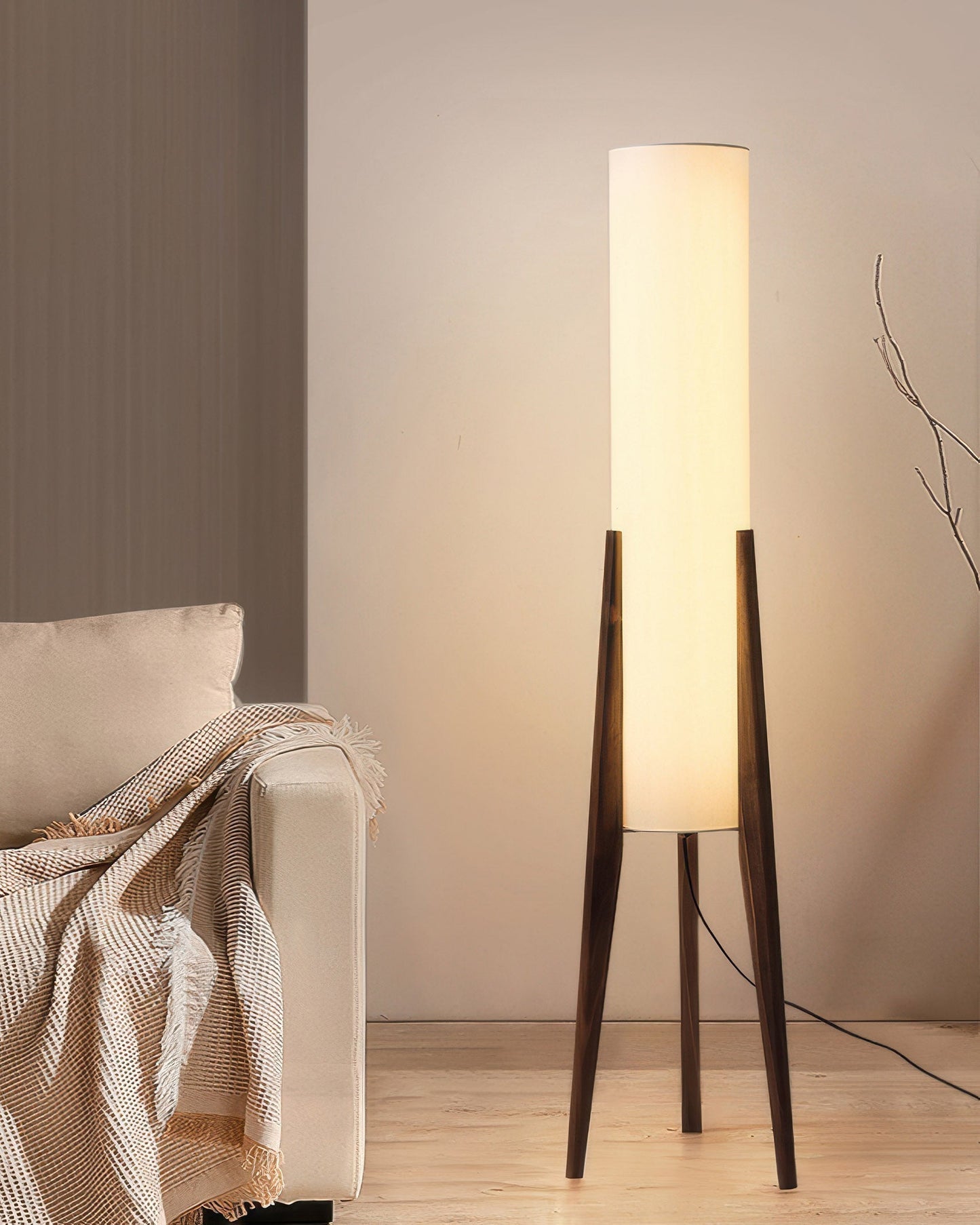 Massief walnoothouten vloerlamp met decoratief ontwerp